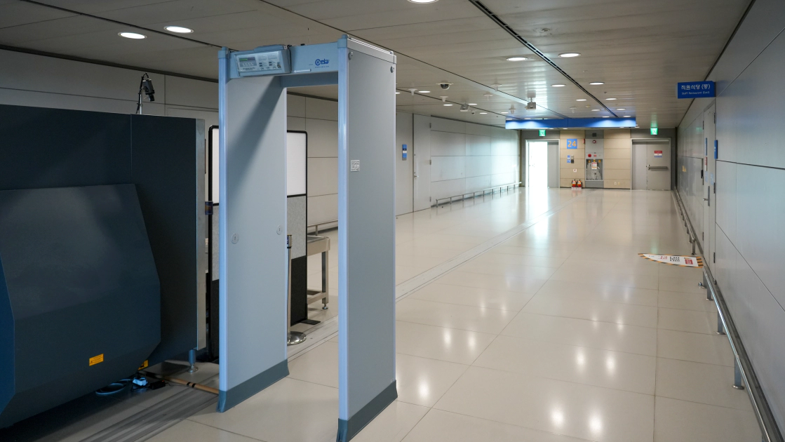 인천공항에 설치된 밀리미터파 신변검색기