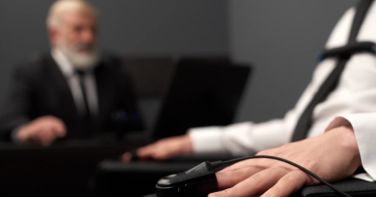 강제추행 경찰조사 받는 장면의 이미지