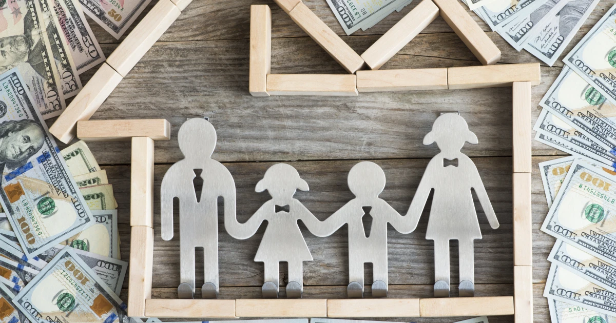 양육권 변경을 상징하는 돈과 가족 실루엣 이미지